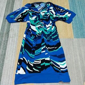 BCBGMaxAzria short-sleeved midi cocktail dress with abstract pattern